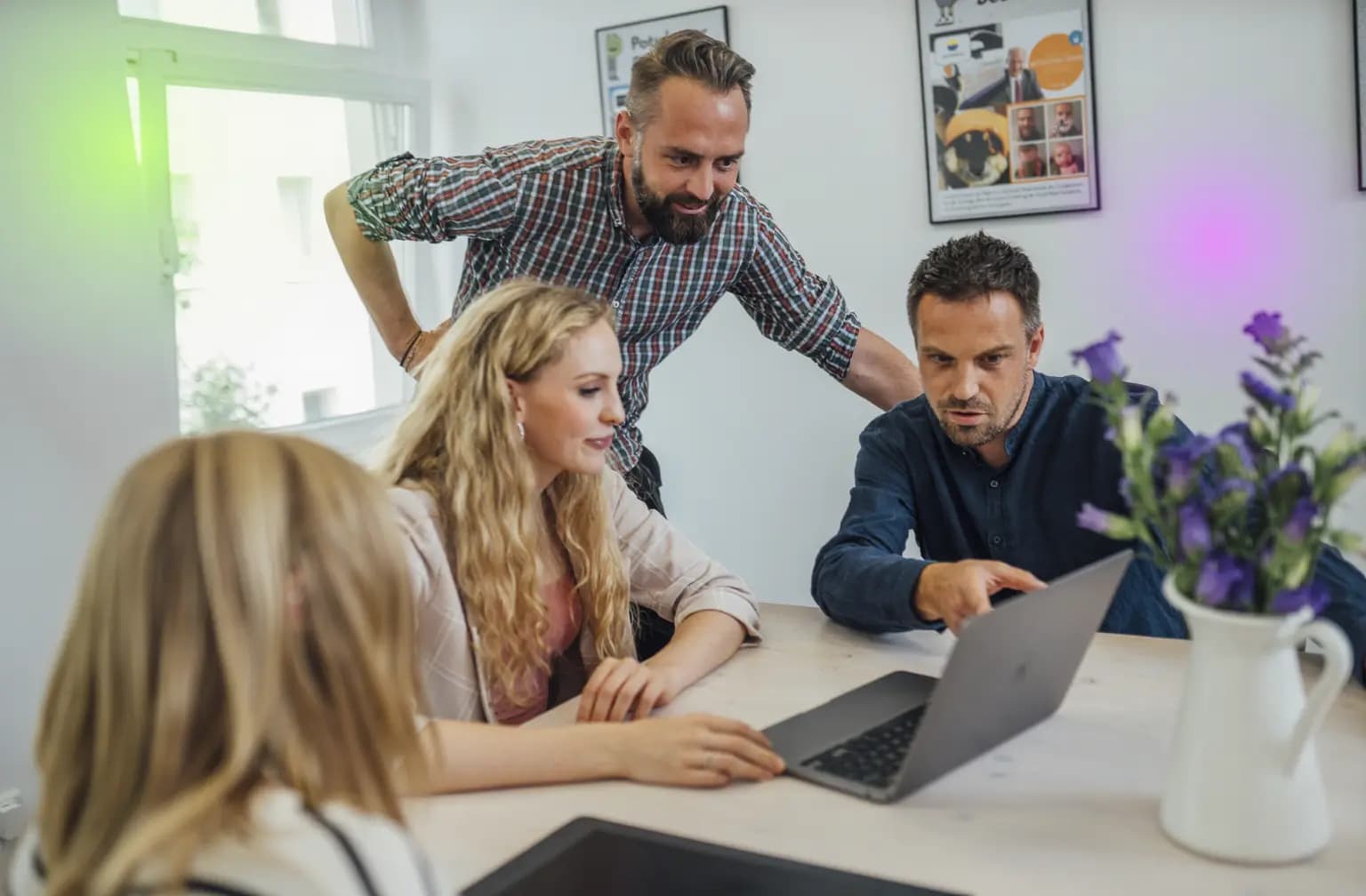 Gemeinsame Website-Analyse am Laptop