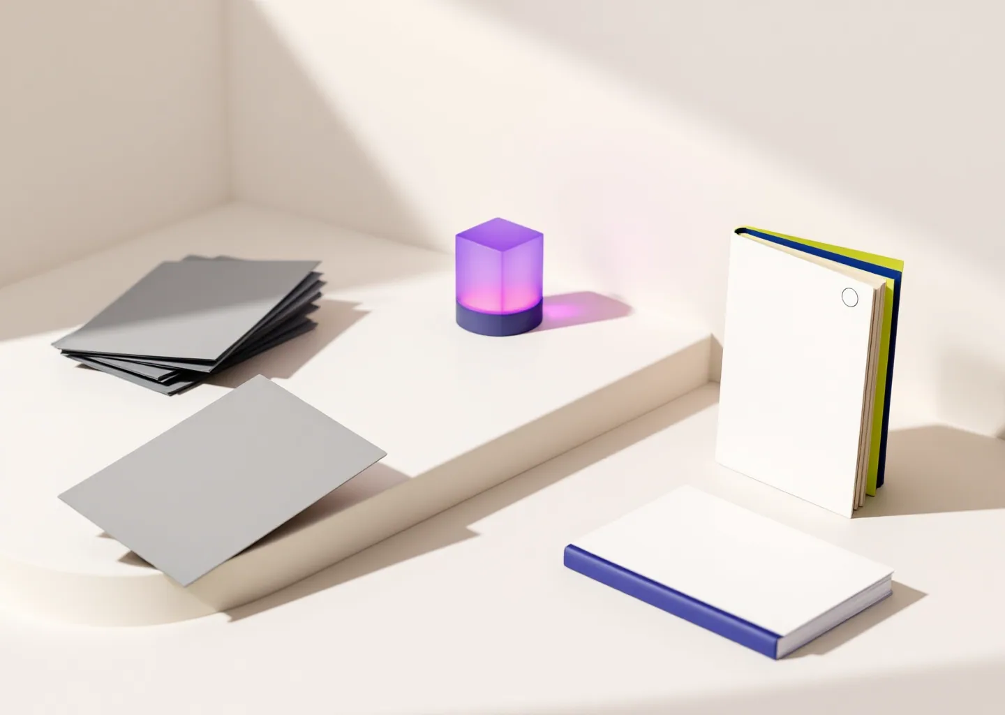 Illustration: Ein kippender Stapel grauer Listenkarten, daneben saubere offizielle Dokumente, dazwischen ein violettes Prisma.