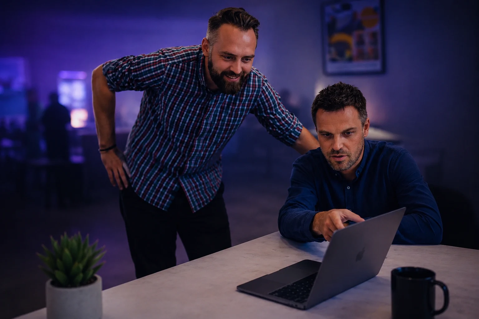 Zwei Kollegen analysieren am Laptop die KI-Sichtbarkeit ihrer Website mit dem GEO Tool
